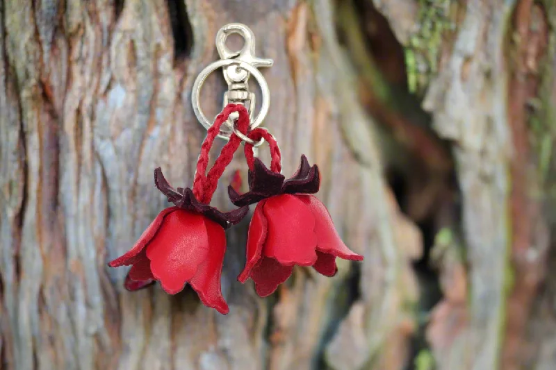 Leather luggage handles for a comfortable and stylish gripLeather luggage handles for a comfortable and stylish gripSmall Leather Bag Charm/Keychain- Tulips Leather luggage handles for a comfortable and stylish gripLeather luggage handles for a comfortable and stylish gripSmall Leather Bag Charm/Keychain- Tulips
