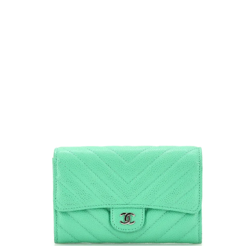 Money clips with magnetic closureCC Gusset Classic Flap Wallet Quilted Caviar Medium Money clips with magnetic closureCC Gusset Classic Flap Wallet Quilted Caviar Medium